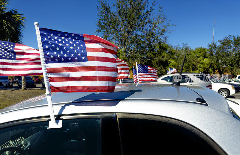 二手车经销店停车场和美国国旗