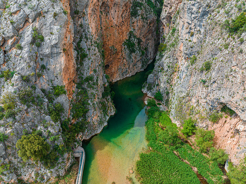 安塔利亚卡普兹峡谷鸟瞰图，美丽的峡谷，清澈的水，从空中俯瞰安塔利亚，土耳其著名的旅游胜地，空中自然和水景