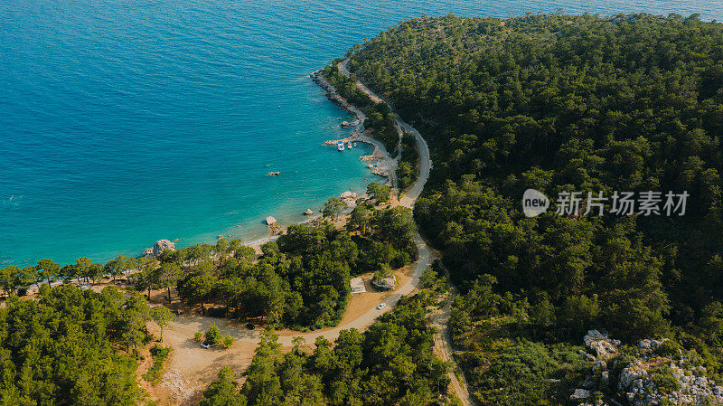 鸟瞰土耳其森林和绿松石海边风景如画的道路