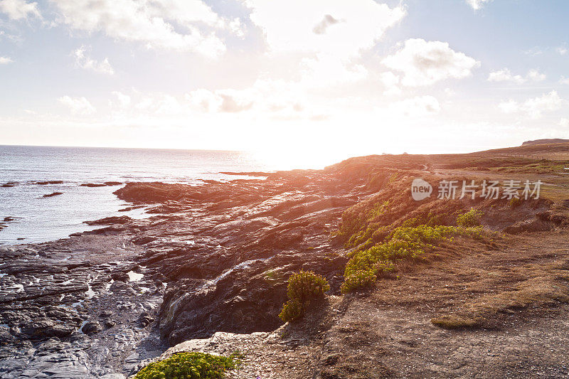 英国康沃尔郡的海岸线全景——迪纳斯角和康斯坦丁湾