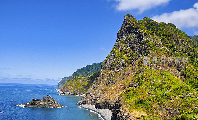 参观大西洋的马德拉岛。Boaventura(北海岸)附近美丽的海岸景色。