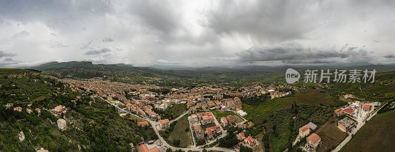 意大利西西里岛柯里昂镇的城市景观。鸟瞰图
