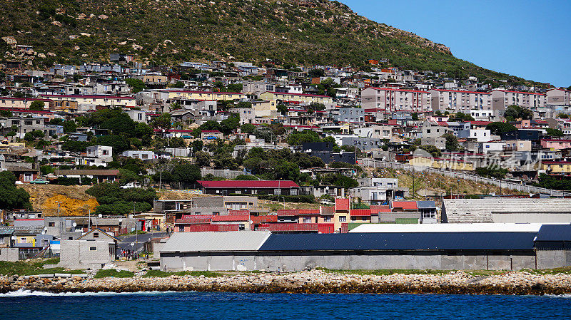 当地南非乡住宅住宅区围绕豪特湾山，面朝大海
