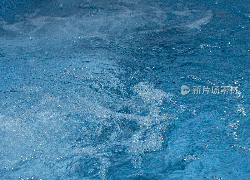 蓝蓝的水背景，水里带着泡泡