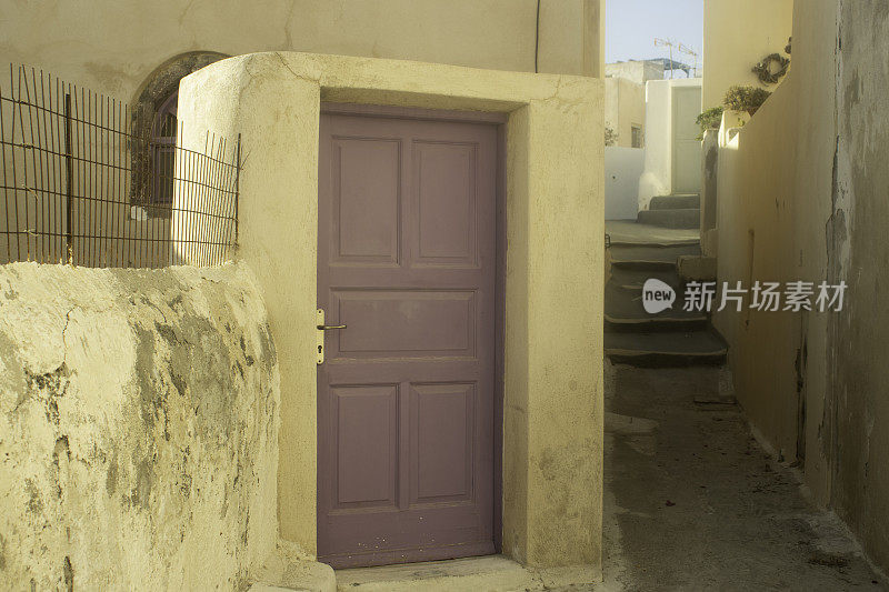 圣托里尼岛Emporio村的粉色门