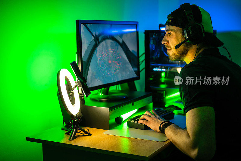 玩家在绿光的房间里玩在线视频游戏。