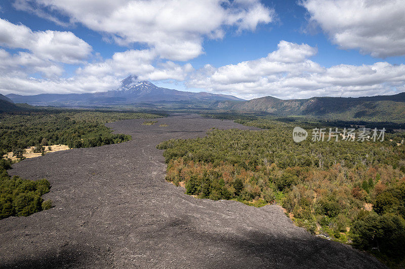 火山脚下的熔岩平原