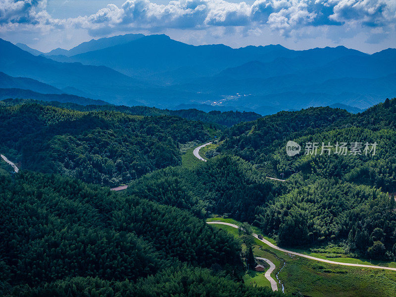 在蓝天白云的群山中俯瞰蜿蜒的道路