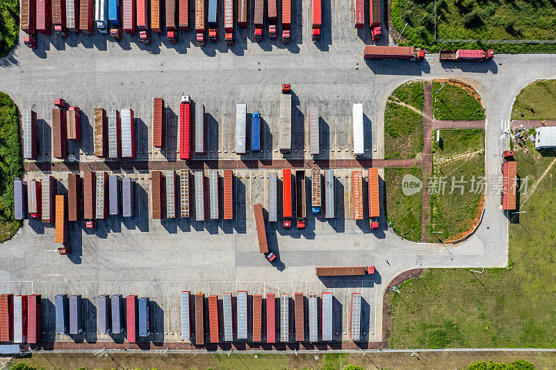 工厂外大型卡车停车场的垂直鸟瞰图