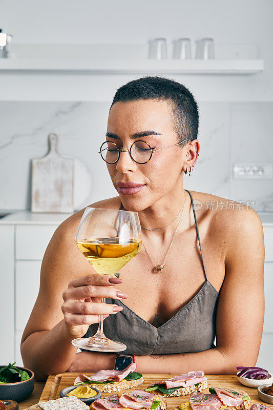 年轻的成年女性享用白葡萄酒