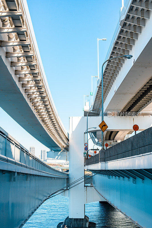 日本东京台场湾彩虹桥的支柱