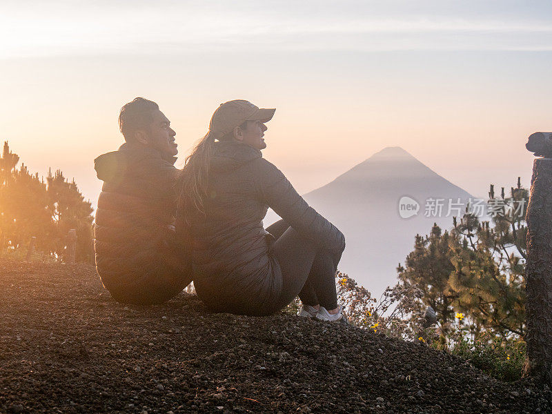 一对夫妇观赏火山