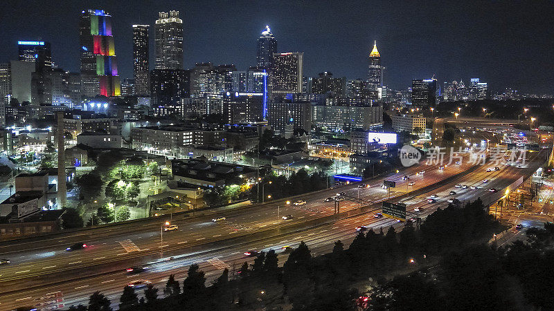 亚特兰大的夜景。亚特兰大市中心高速公路上的摩天大楼。