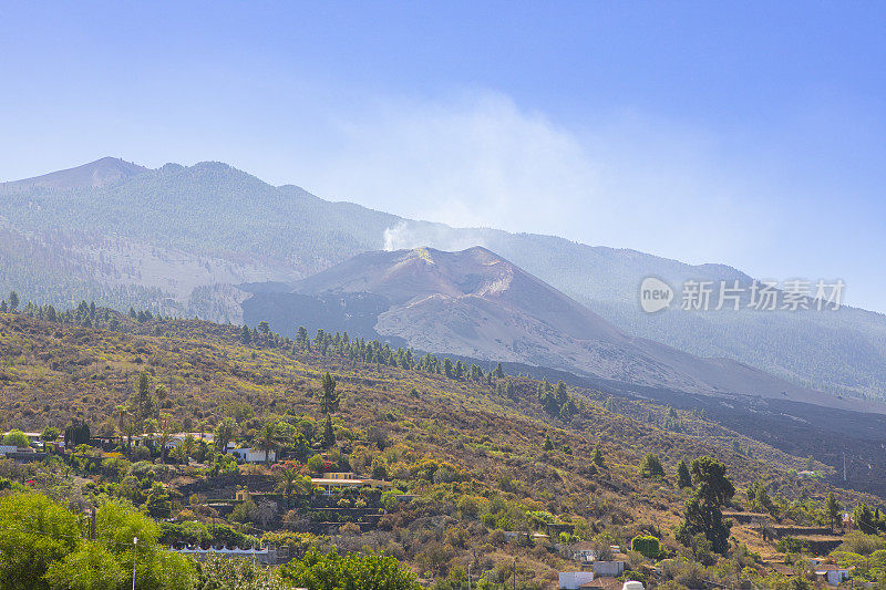 康伯雷别哈火山。埃尔帕索村喷出的火山气体。