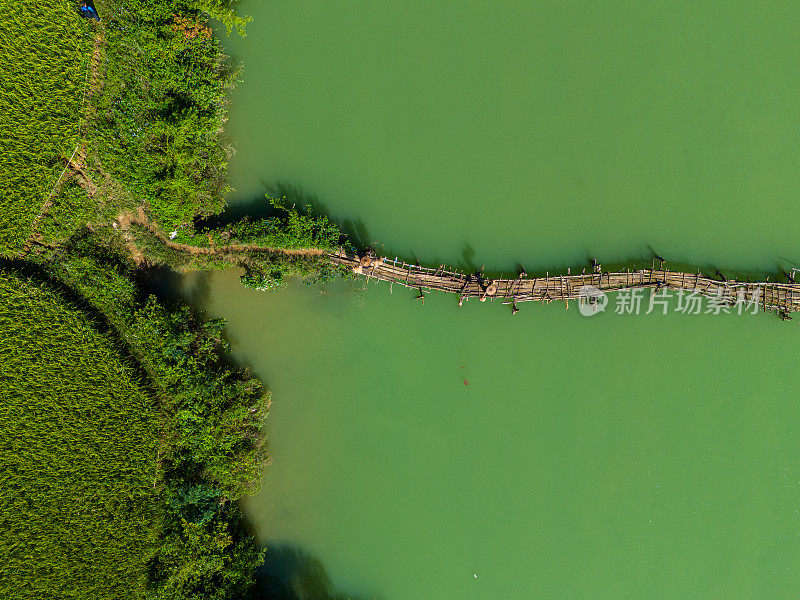 在越南曹邦省，风南山谷的空中景观，农民携带水稻回家，河流，自然，绿色的稻田