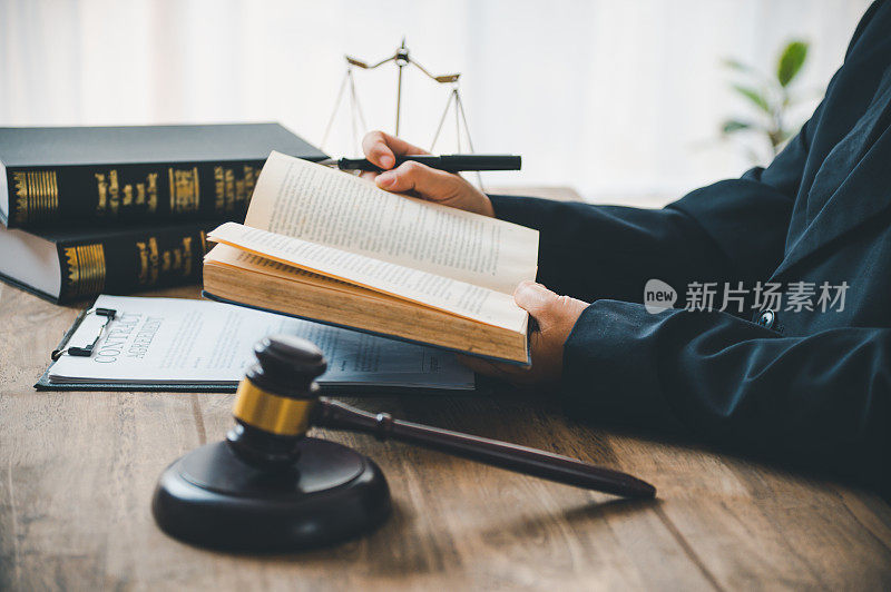 律师读法以法律为主题，以法官、执法人员为槌，以证据为依据的案件和文件为依据。