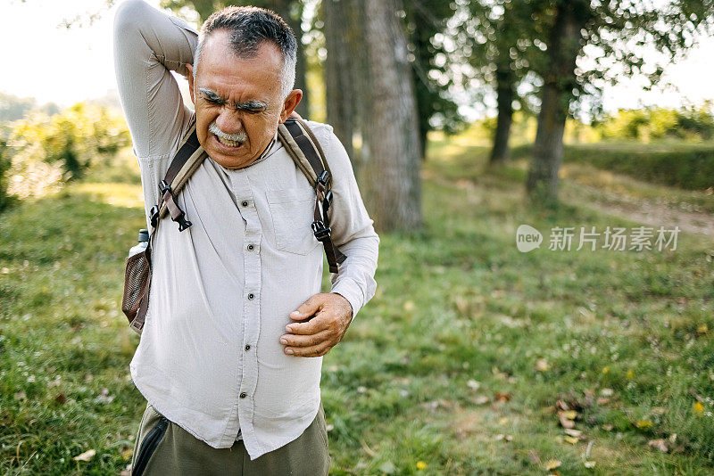 男人感到受伤