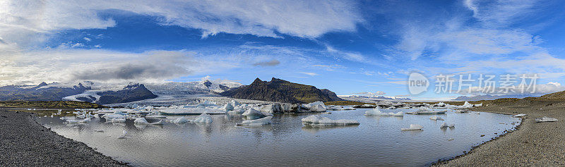 Fjallsárlón冰川泻湖中融化的冰山，背景是Vatnajökull冰川