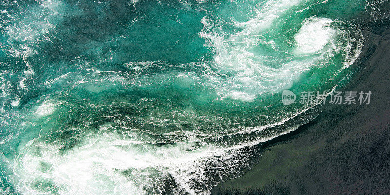 盐湖的潮汐漩涡。挪威北部