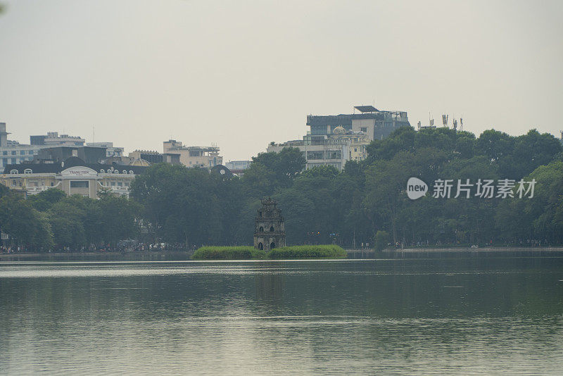 海龟塔位于还剑湖中央，是河内著名的旅游胜地和首都的象征