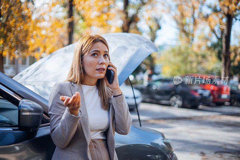 车祸中遇险的女人