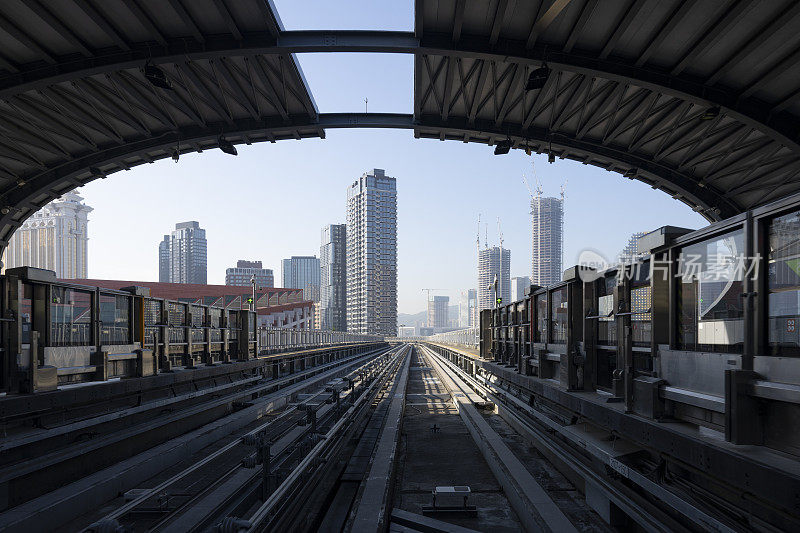 现代摩天大楼和城市轨道交通平台的风景照片