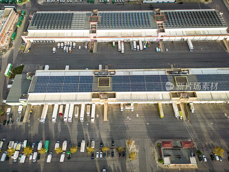 在葡萄牙，太阳能电池板和相关车队的物流中心鸟瞰图