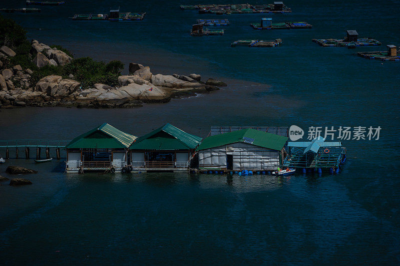 越南宁顺人在海上饲养海鲜的木筏和笼子