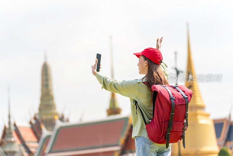 亚洲女性独自旅行者在卧佛寺和大皇宫外捕捉瞬间和自拍