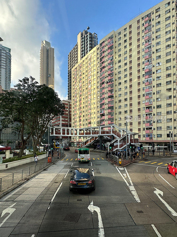 香港市中心繁忙的街道，办公楼就在街道旁边