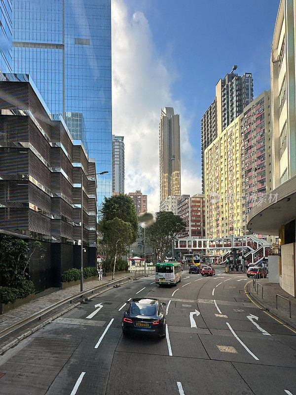 香港市中心繁忙的街道，办公楼就在街道旁边