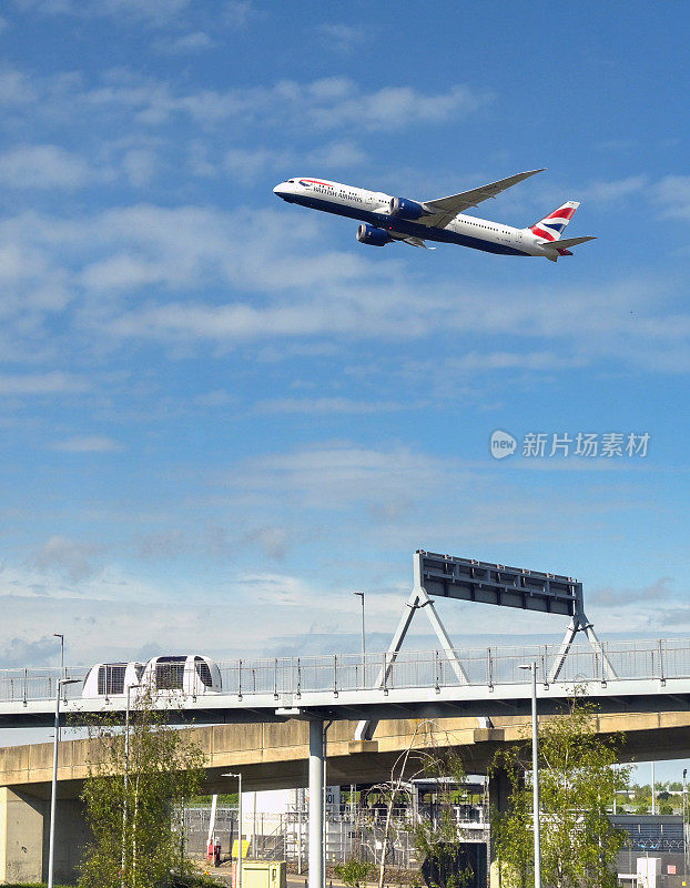 英国航空公司的一架飞机在伦敦希思罗机场5号航站楼的无人驾驶穿梭轨道系统上起飞