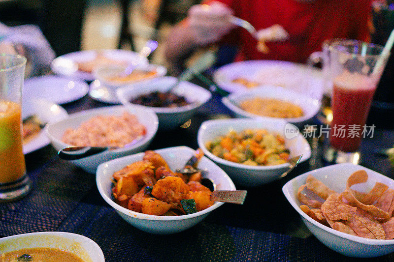 在尼甘布餐厅，斯里兰卡咖喱菜配蔬菜和米饭