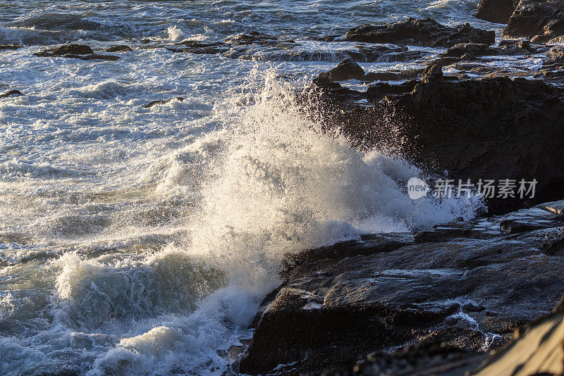 大海波涛汹涌，海浪拍击着岩石