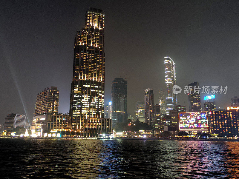 香港维多利亚港码头和尖沙咀的夜空