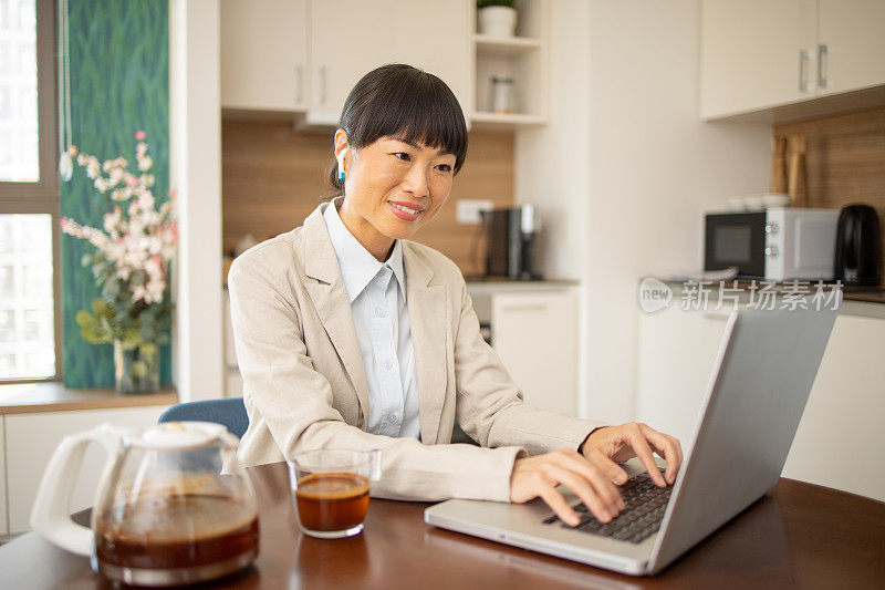 女人正在用笔记本电脑工作