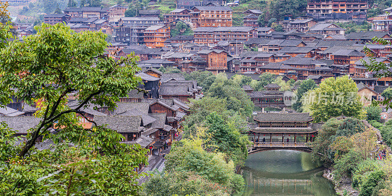 中国贵州西江苗寨的高视角景观