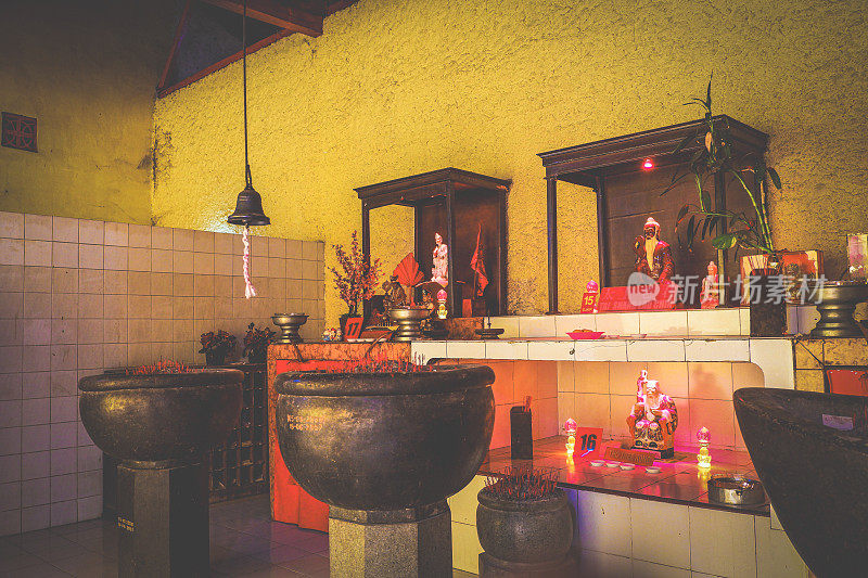 佛龛:佛教的礼拜场所，供祈祷或崇拜佛教神灵的桌子