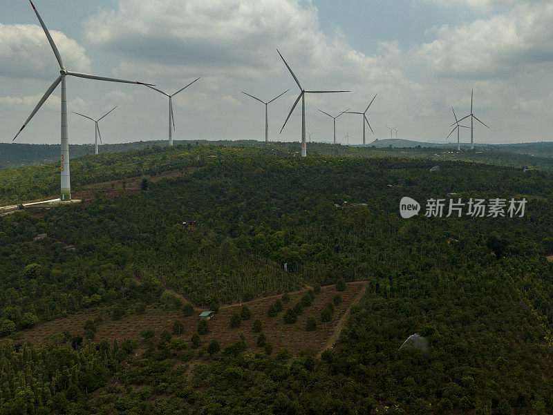 位于越南中部高地达克省一座小山上的风力发电厂