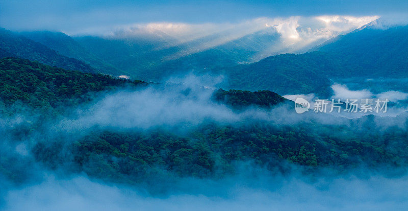 山中云和雾的航拍