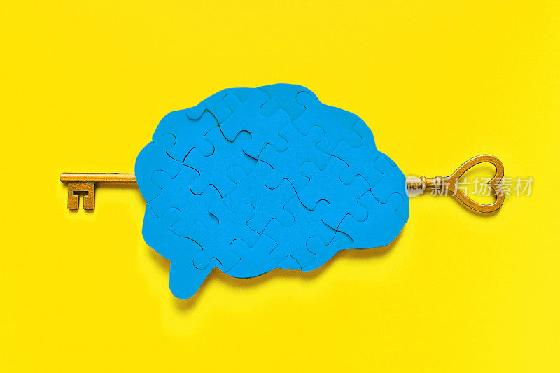 钥匙插入蓝色人类大脑拼图上的黄色