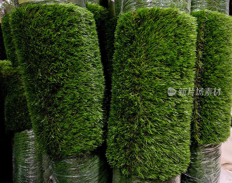 人造草坪是一种由合成纤维制成的表面，看起来像天然草，用于运动场、住宅草坪和商业用途