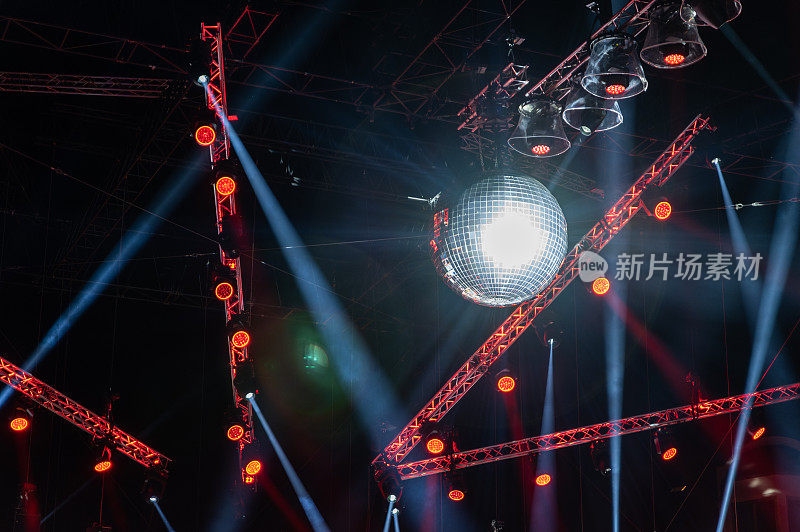 户外派对上带有舞台灯光的大型迪斯科球