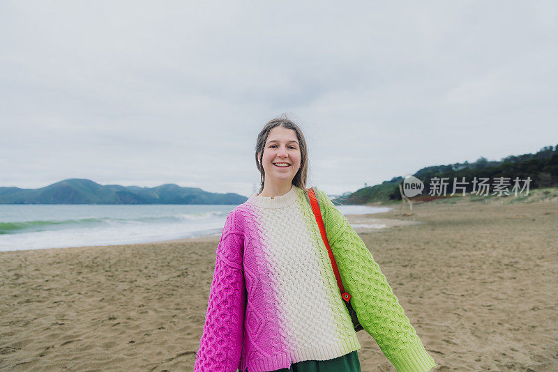 快乐的女人在加州旧金山的贝克海滩沉思