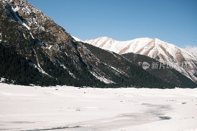 图尔根-阿克苏山谷(南天山)冬季景观