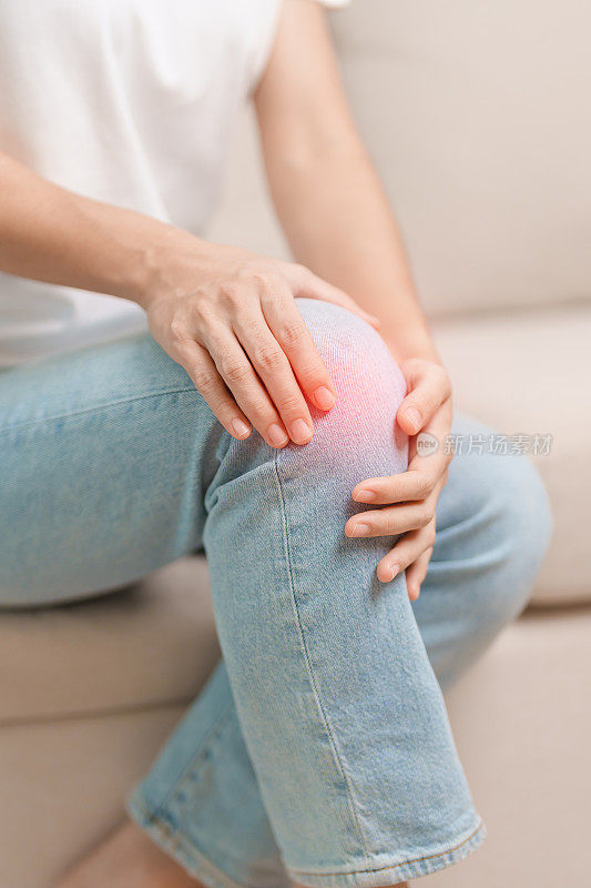 因跑步膝关节或髌骨股骨疼痛综合征、骨关节炎、关节炎、风湿病和髌骨肌腱炎而出现膝盖疼痛和肌肉疼痛的女性。医学的概念