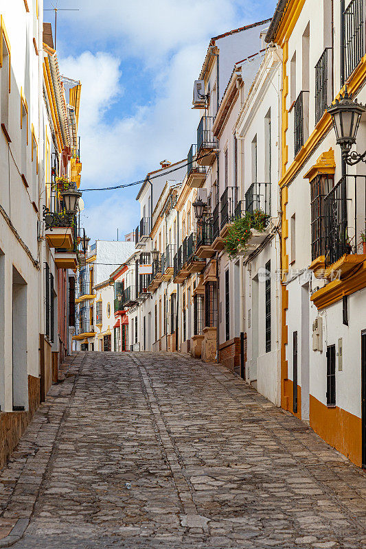 西班牙隆达，Andalucía，一条漂亮的鹅卵石街道。