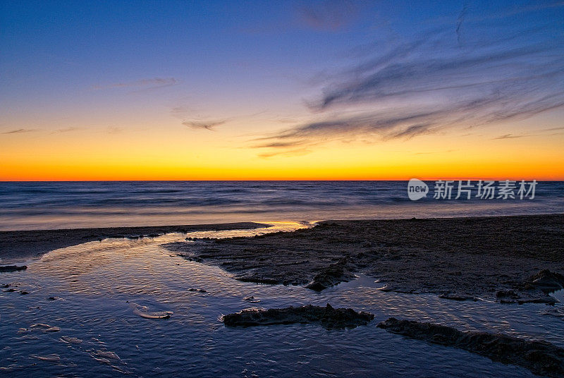 日落时分流入乔治亚湾的小溪