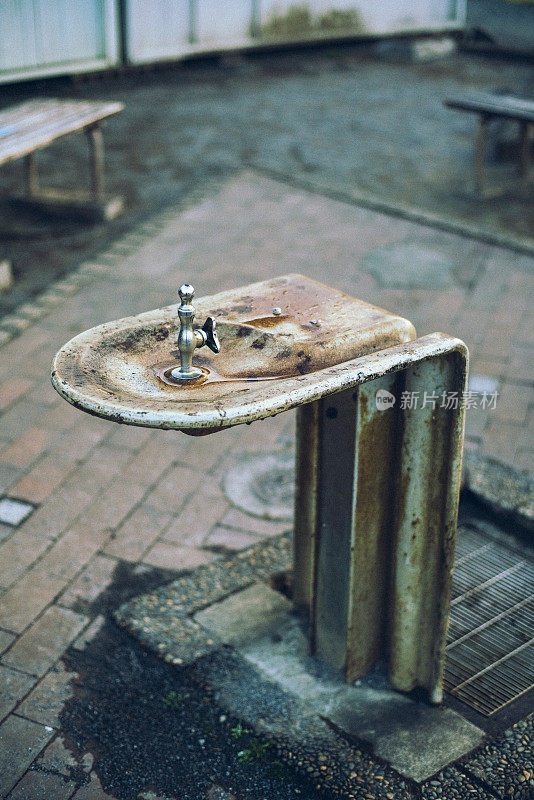 公园里的饮水机。