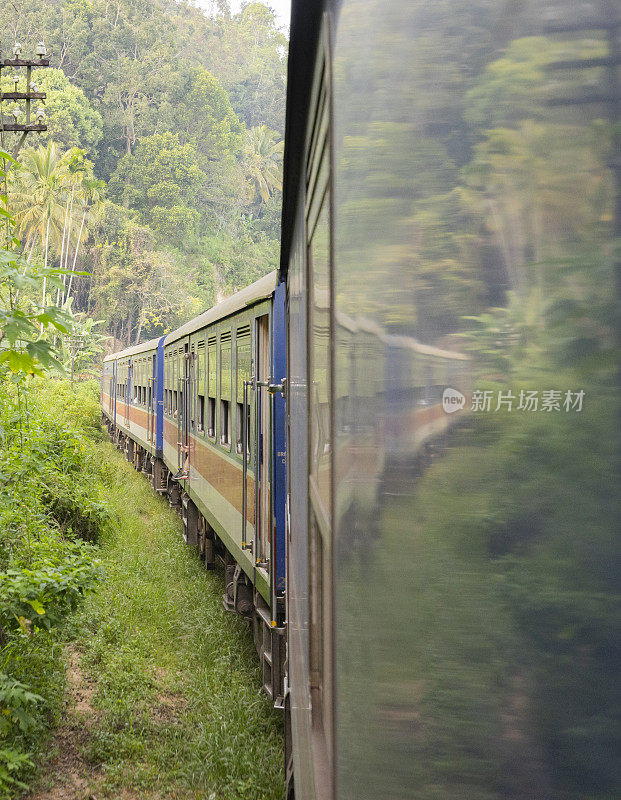 从斯里兰卡中部省份康提到艾拉的火车上的风景